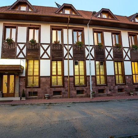 Family Hotel Teteven Esterno foto
