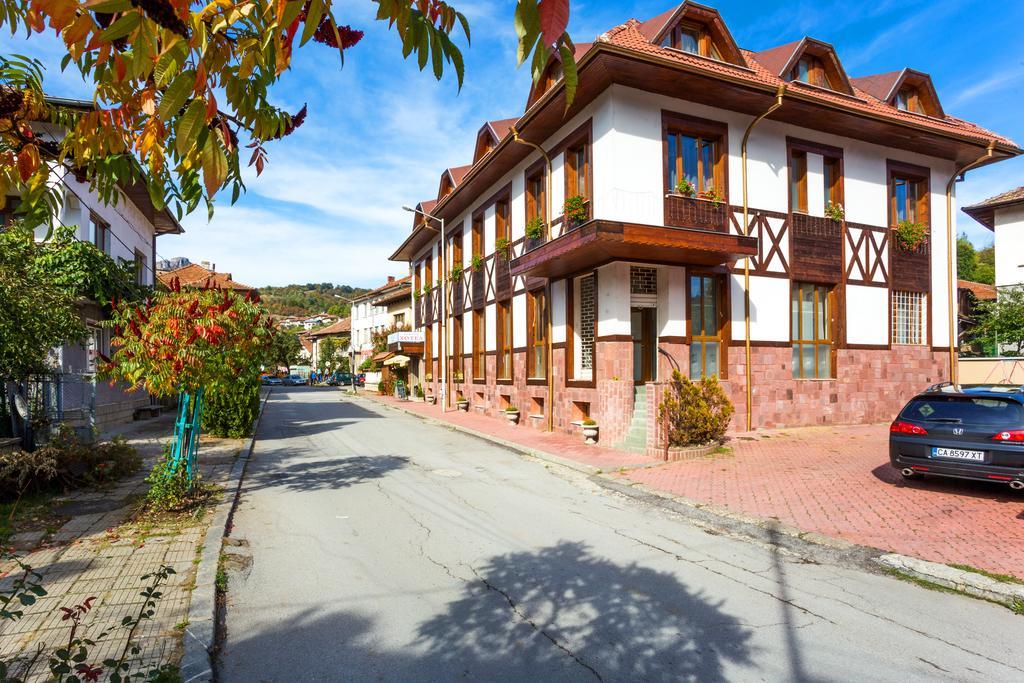 Family Hotel Teteven Esterno foto