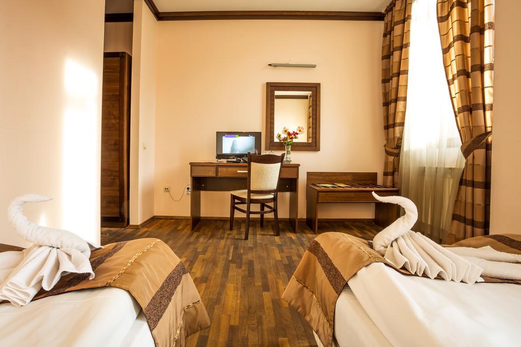 Family Hotel Teteven Esterno foto