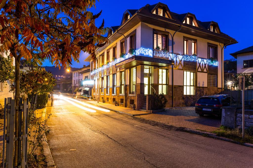 Family Hotel Teteven Esterno foto