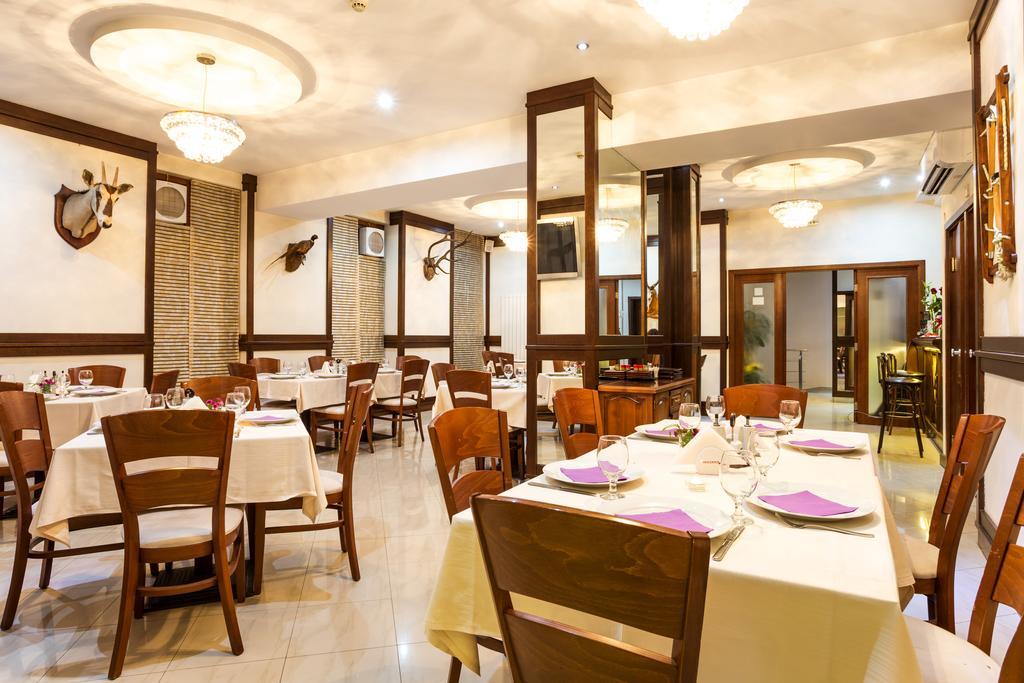 Family Hotel Teteven Esterno foto
