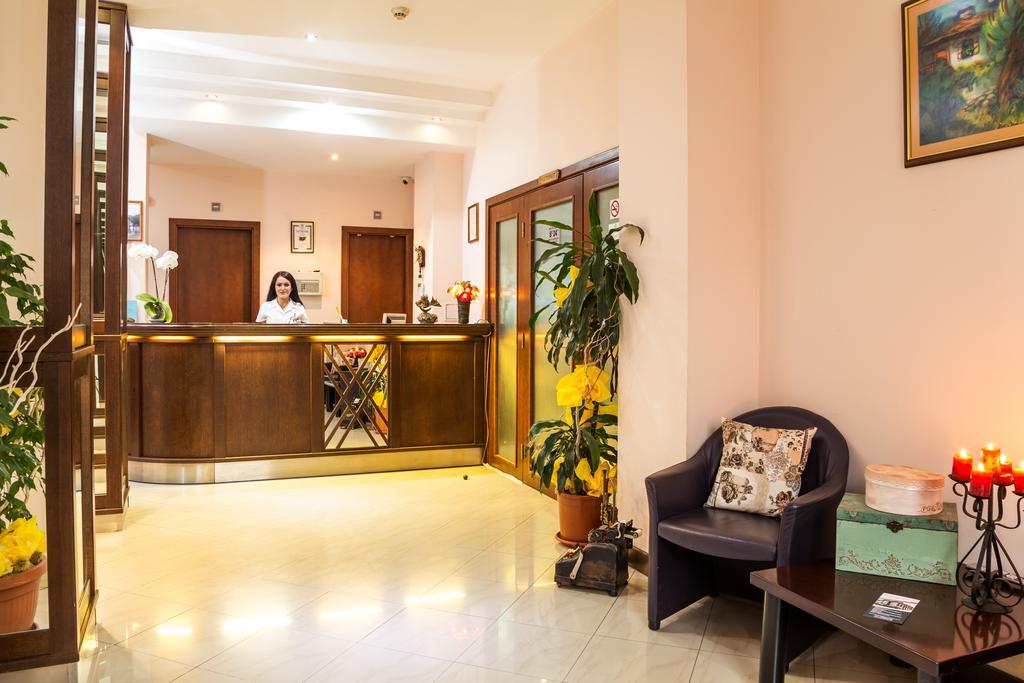 Family Hotel Teteven Esterno foto