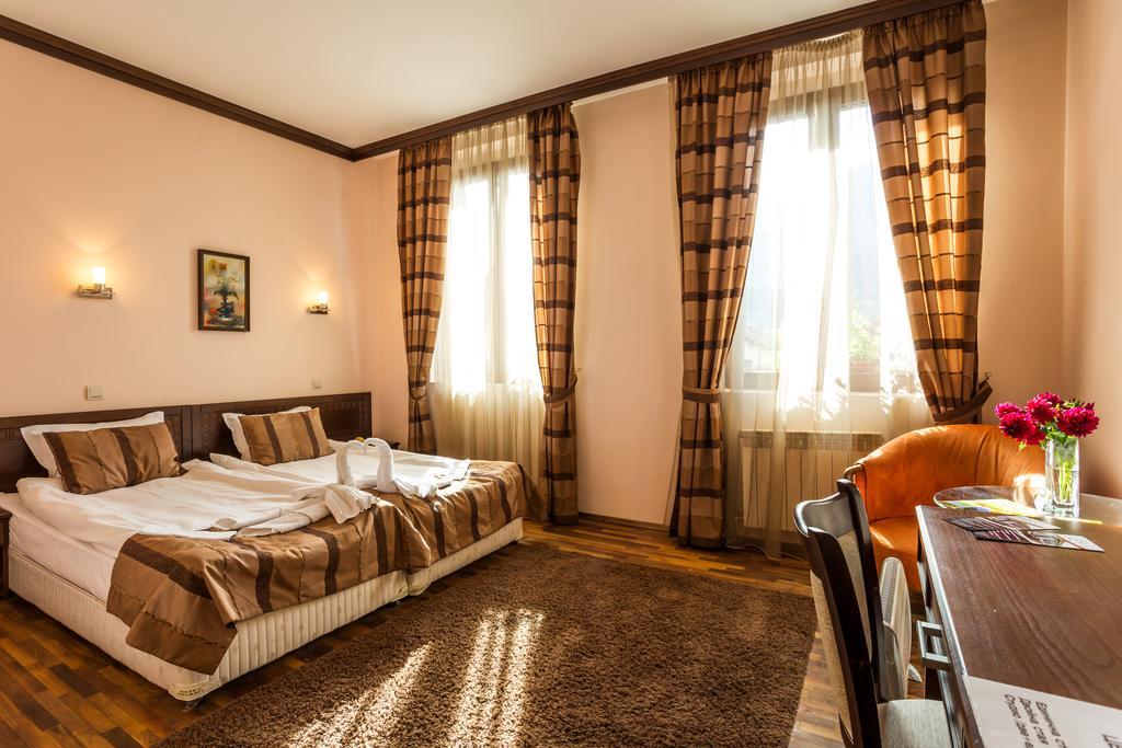 Family Hotel Teteven Esterno foto