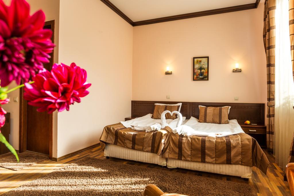 Family Hotel Teteven Esterno foto