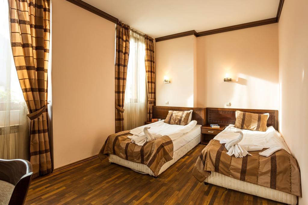 Family Hotel Teteven Esterno foto