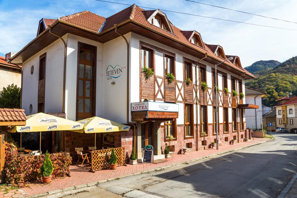 Family Hotel Teteven Esterno foto