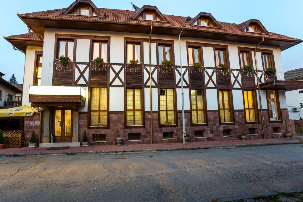 Family Hotel Teteven Esterno foto