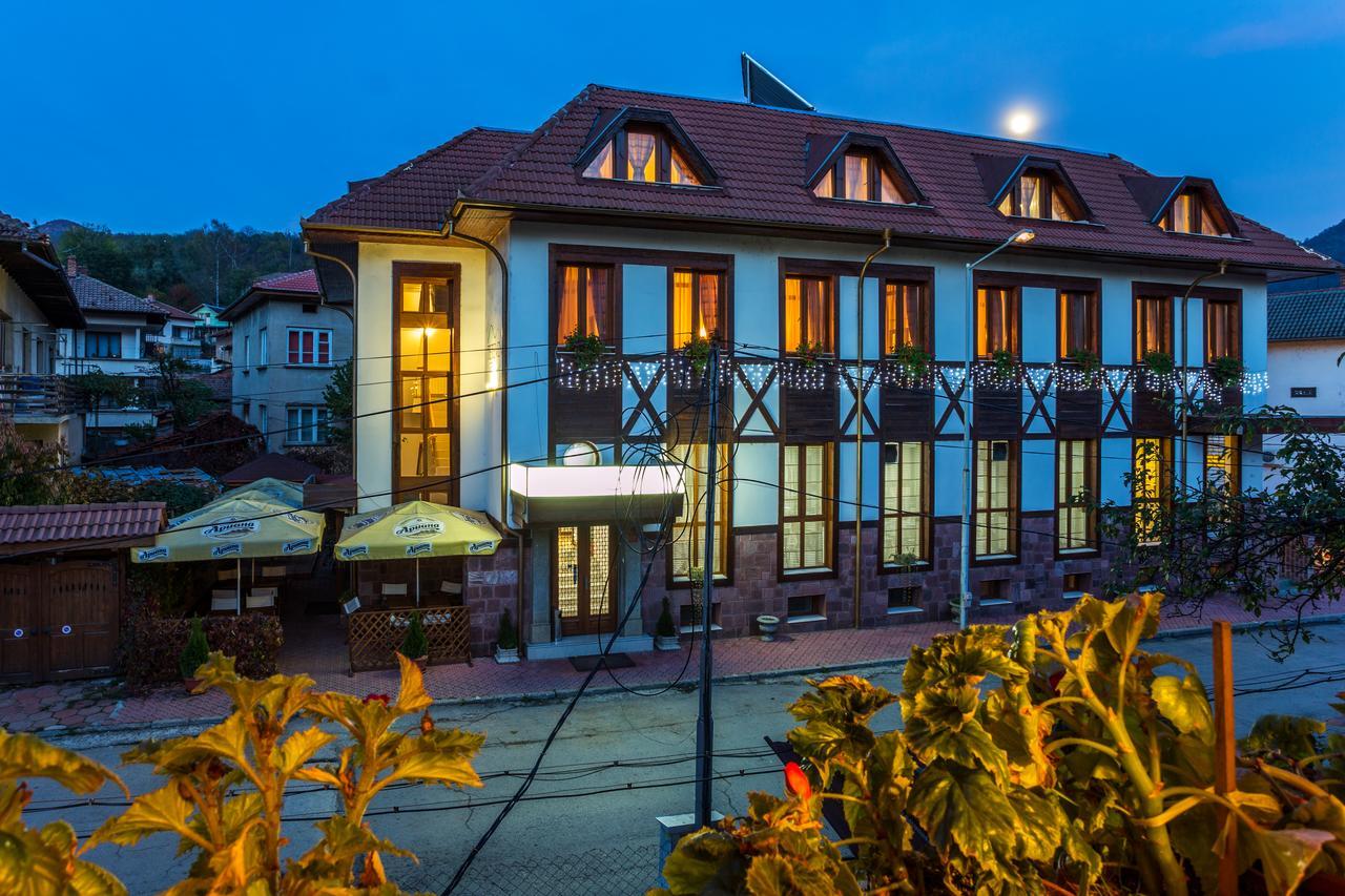 Family Hotel Teteven Esterno foto